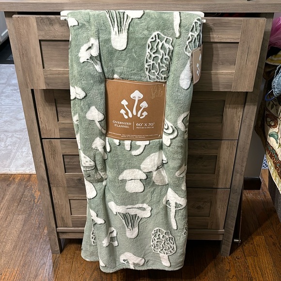 Other - NWT! MOREL MUSHROOM OVERSIZED 60X70 PLUSH SAGE GREEN THROW BLANKET